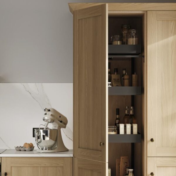 Kupua Oak Dolaplar 
Doğal meşe tonları ve ahşap desen detaylarıyla tasarlanan Kupua Oak dolaplar, mutfağınıza sıcak ve organik bir atmosfer kazandırır. Gerçekçi damarlı yüzeyiyle masif ahşabın doğal zarafetini yansıtırken, beş parçalı shaker yapısı geleneksel bir görünüm sunar. 19 mm kalınlığındaki sağlam panel yapısı uzun ömürlü kullanım sağlarken, İskandinav ve doğadan ilham alan iç mekân stilleriyle mükemmel uyum yakalar. Farklı dolap boyutları, renk seçenekleri ve cihaz üniteleriyle, ergonomik ve kişiye özel bir mutfak düzeni oluşturabilirsiniz. Kupua Oak koleksiyonu, estetikle dayanıklılığı bir araya getirir.