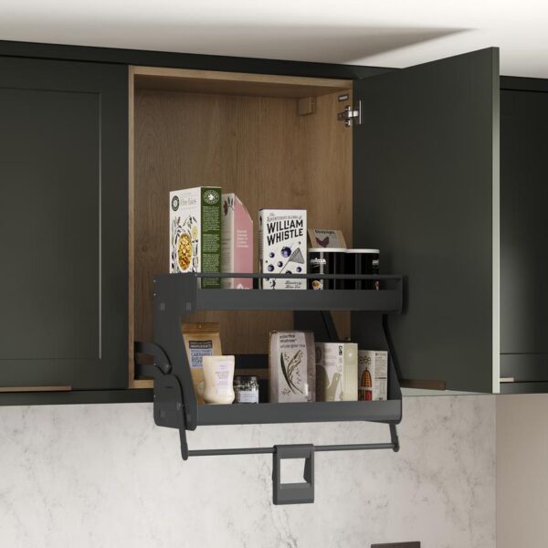Kül yeşili tonu ve pürüzsüz yüzeyiyle öne çıkan Linnes banyo dolabı modelleri, modern ve sofistike bir banyo atmosferi oluşturmak isteyenler için ideal bir seçimdir. Dar çerçeveli ve sığ orta panelli kapak tasarımı, geleneksel shaker stiline çağdaş bir yorum katar. 19 mm kapak kalınlığı sayesinde uzun ömürlü, sağlam ve dayanıklı bir kullanım sunar.

Lavabo altı dolap, çekmeceli dolap ve açık raf üniteleri gibi farklı modüler seçeneklerle banyonuzu ihtiyaçlarınıza göre kişiselleştirebilirsiniz. Mat dokulu yüzey, ışığı yumuşak biçimde yansıtarak ferah ve düzenli bir görünüm oluştururken parmak izi göstermeyen yapısıyla da günlük kullanımı kolaylaştırır.

Kül yeşili rengi; doğal ahşap tezgahlar, bej-seramik uygulamalar ve mat siyah veya pirinç detaylı aksesuarlar ile mükemmel uyum yakalar. Böylece hem modern hem de sıcak bir banyo stili elde edebilirsiniz. Son dokunuş olarak yumuşak LED aydınlatmalar ve sade çerçeveli aynalar, ortamda huzurlu ve davetkâr bir atmosfer yaratır.